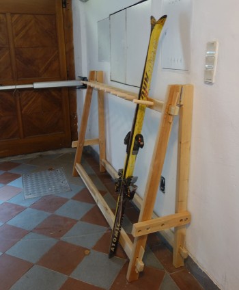 Wall-mounted ski rack
